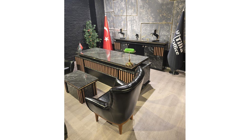 Tilia Gold lüks yönetici masa takımı, siyah mermer desenli tablası ve dikey ahşap çıtalı panelleri ile ofis ortamında A serisi Chester koltuklar ile sergileniyor.